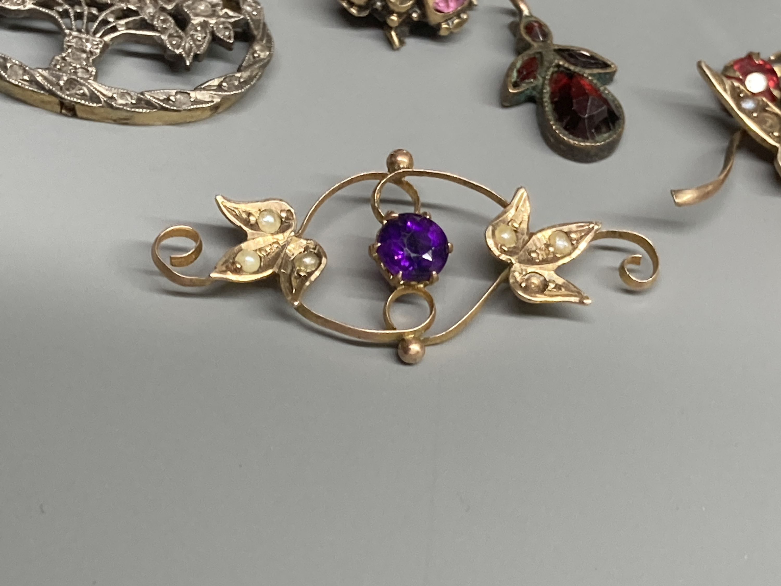 A small quantity of 19th century and later jewellery, including a rose cut diamond set mount, enamel and diamond set initial clasp and other gem set items.